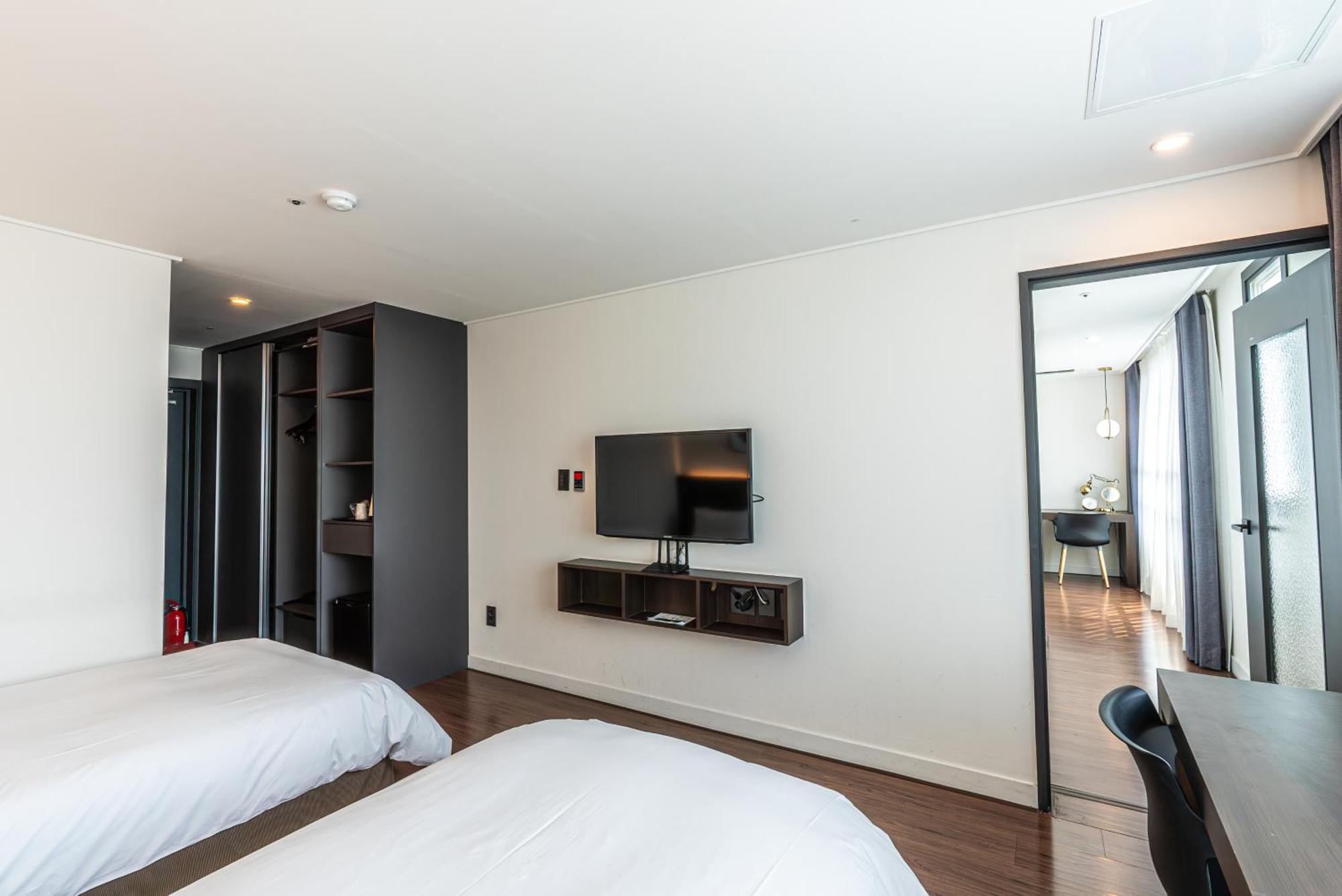 Hotel The Grang Jungmun Seogwipo Exterior photo
